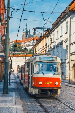 Prag, Çek Cumhuriyeti, 29 Eylül 2017: Kırmızı tramvay Prag eski şehir devam ediyor. Prag'ın ana toplu taşıma işleçtir sermaye City, Prag taşıma şirketleri, Çek Cumhuriyeti 
