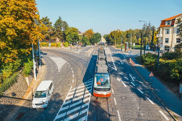 Praga, República Checa, 29 de septiembre de 2017: El tranvía rojo pasa por el casco antiguo de Praga. El principal operador de transporte público de Praga es The Capital City of Prague Transport Company, República Checa —  Fotos de Stock