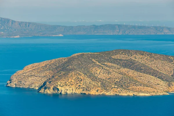 Krásná Řecká krajina za slunečného dne. Místo severní Kréty, východně od Agios Nikolaos — Stock fotografie