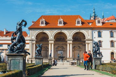 Prag, Çek Cumhuriyeti - 29 Ağustos 2017: kimliği belirsiz kişi şu anda ev Prag çek Senatosu Wallenstein Sarayı ziyaret