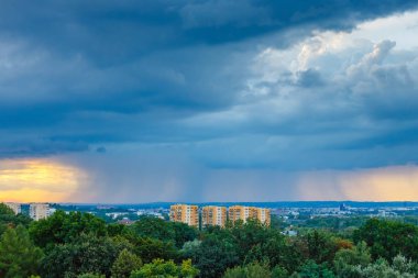Yağmur şehrin üzerinde bir duvar ile büyük bir fırtına bulutu