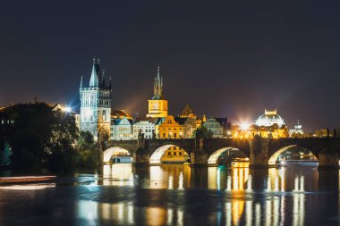 Charles Köprüsü ve Vltava Nehri Prag, Çek Cumhuriyeti için gece görünümü