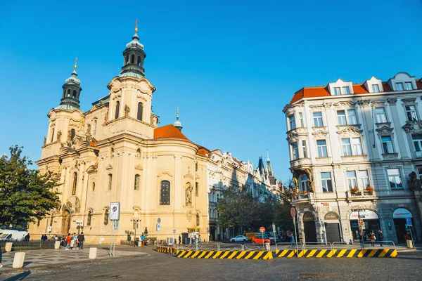 República Checa, Praga, 29 de septiembre de 2017: Mañana de otoño en la plaza de la Ciudad Vieja. Paisaje urbano en Praga, capital de la República Checa — Foto de Stock