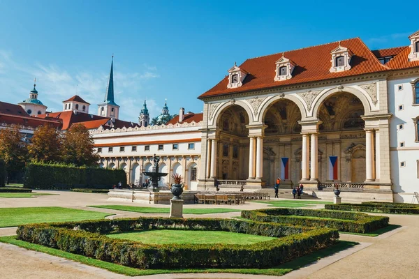 Praga, República Checa - 29 de agosto de 2017: personas no identificadas visitan el Palacio Wallenstein, actualmente sede del Senado checo en Praga — Foto de Stock