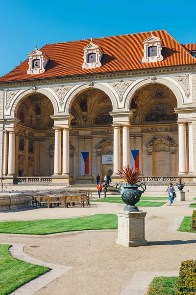 Prague, République tchèque - Le 29 août 2017 : des personnes non identifiées visitent le palais Wallenstein qui abrite actuellement le Sénat tchèque à Prague — Photo