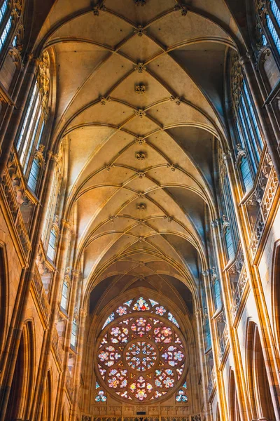 Çek Cumhuriyeti, Prag - 30 Eylül 2017: Çek Cumhuriyeti Prag Kalesi 'ndeki St. Vitus Katedrali' nin İçi — Stok fotoğraf