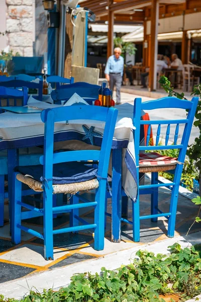 Weiße und blaue Farben der traditionellen griechischen Taverne. Betoninsel, Griechenland — Stockfoto