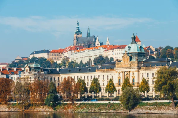 Historisch centrum van Praag met kasteel Hradcany, Tsjechië — Stockfoto