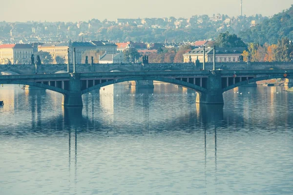 Вид на Карлов мост и реку Влтаву в Фалгуге, Чехия — стоковое фото