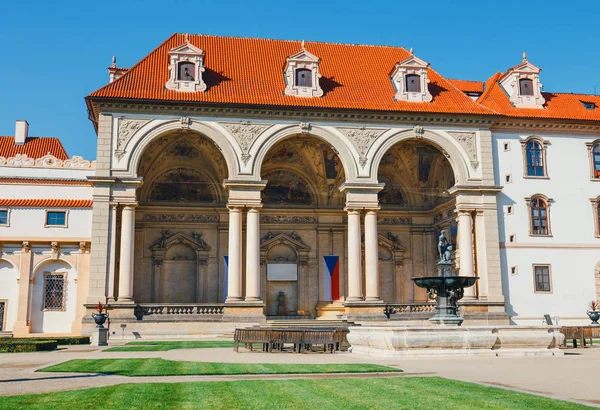 Şu anda ev Çek Senato Prag, Çek Cumhuriyeti için Wallenstein Sarayı — Stok fotoğraf