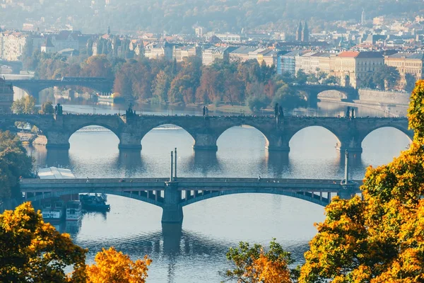 Vista da Ponte Charles e do rio Vltava em Praga, República Checa — Fotografia de Stock