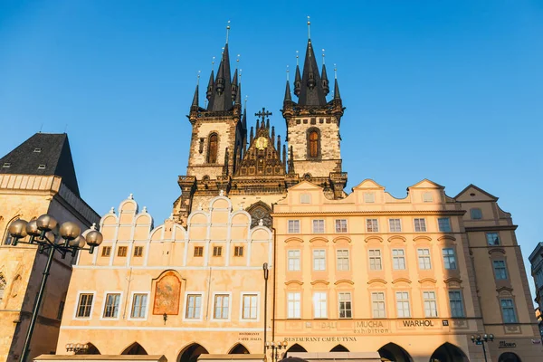 Красочные здания на Староместской площади в Праге в прекрасный осенний день, Чехия — стоковое фото