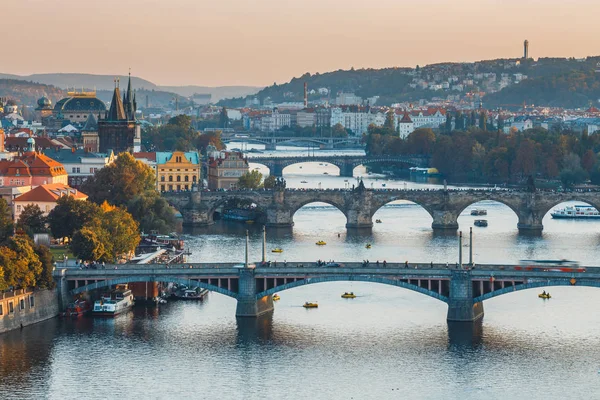 Pohled na Karlův most a Vltava řeka v Praze, Česká republika — Stock fotografie