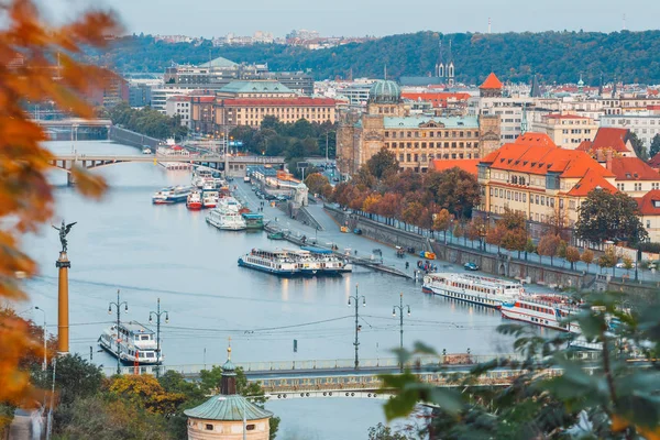 Moldva-folyóra és a híd-Prága, Cseh Köztársaság — Stock Fotó