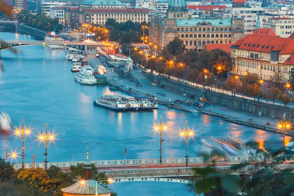 Görünümü Vltava Nehri ve köprüler Prag, Çek Cumhuriyeti — Stok fotoğraf