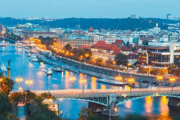 Pohled na řeku Vltavu a mosty v Praze, Česká republika — Stock fotografie