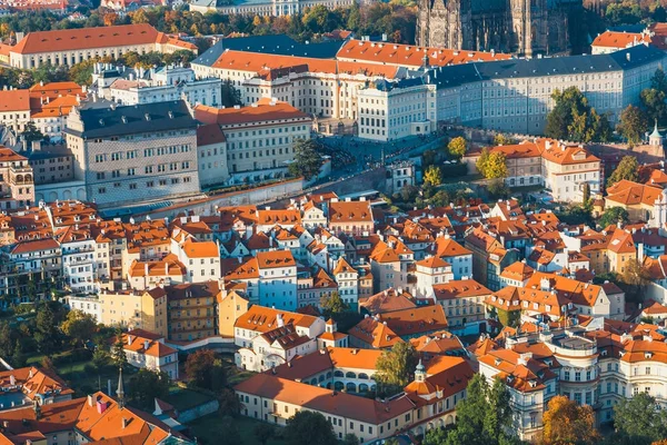 Вид с воздуха на район Мала Страна, Прага Чешская Республика, крыши из красной черепицы — стоковое фото