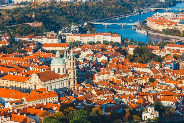 Letecký pohled staré město v Praha, Česká republika, červené dlaždice střechy — Stock fotografie