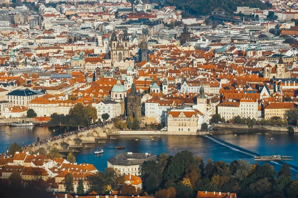 Vue aérienne de la vieille ville de Prague, République tchèque, toits de tuiles rouges — Photo