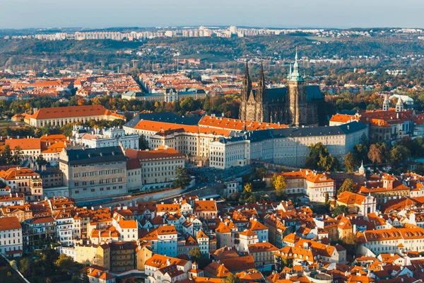 Vue aérienne du quartier Mala Strana, Prague République tchèque, toits de tuiles rouges — Photo