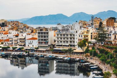 Agios Nikolaos, Girit, Yunanistan - 07 Haziran 2017: Agios Nikolaos kasaba yaz akşam. Agios Nikolaos adada Crete, Yunanistan en turistik kentlerinden biridir