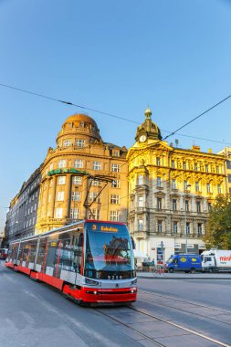 Prag, Çek Cumhuriyeti, 29 Eylül 2017: Kırmızı tramvay Prag eski şehir devam ediyor. Prag'ın ana toplu taşıma işleçtir sermaye City, Prag taşıma şirketleri, Çek Cumhuriyeti 