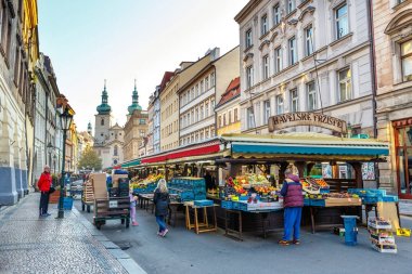 Prague, Çek Cumhuriyeti, 29 Eylül 2017: Havelske Trziste Pazar Prag, Havelske mesto (Almanca Gallusstadt), belgeleri denilen şehir St. helvası Kilisesi