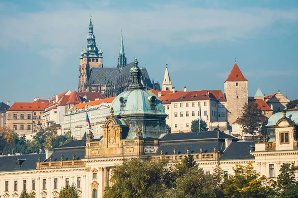 Исторический центр города с замком, Градчаны, Чехия — стоковое фото