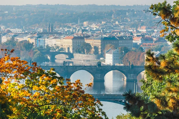 Vista del Puente de Carlos y el río Moldava en Praga, República Checa — Foto de Stock