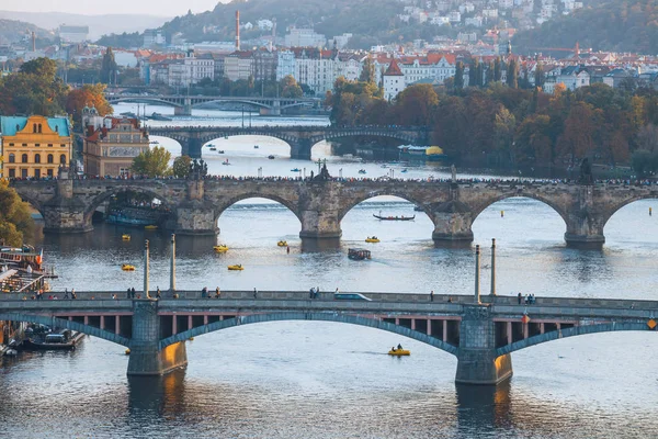 在捷克共和国布拉格查理大桥和伏尔塔瓦河河的视图 — 图库照片