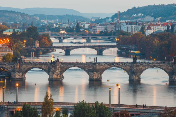 Uitzicht op de Karelsbrug en Vltava rivier in Praag, Tsjechië — Stockfoto