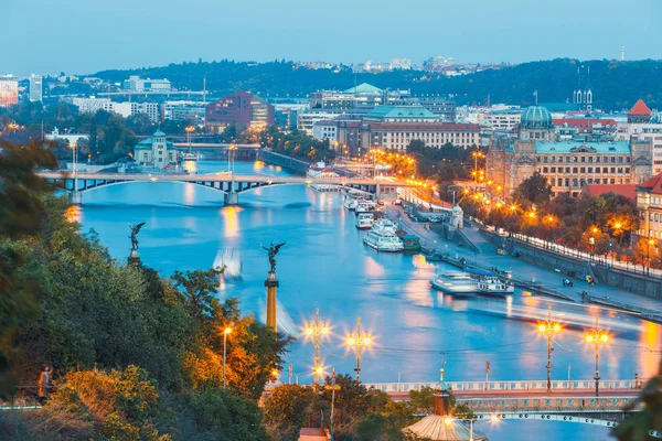 Näkymä Vltava-joelle ja silloille Prahassa, Tsekin tasavalta — kuvapankkivalokuva