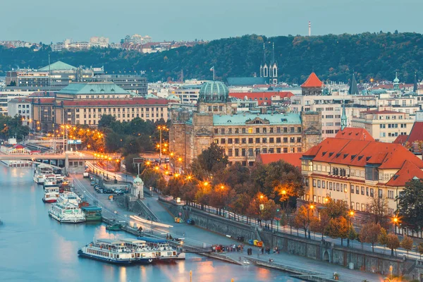 Pohled na řeku Vltavu a mosty v Praze, Česká republika — Stock fotografie