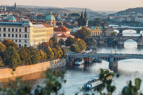 Vista del Puente de Carlos y el río Moldava en Praga, República Checa — Foto de Stock