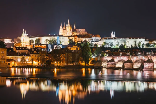 Éjszakai kilátás történelmi központja Prágában a kastély, a Hradcany, Cseh Köztársaság — Stock Fotó