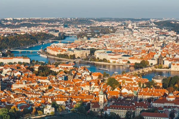 Антена переглянути Старого міста у Празі, Чеська Республіка, червоний кахельні даху — стокове фото