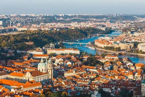 Vue aérienne de la vieille ville de Prague, République tchèque, toits de tuiles rouges — Photo