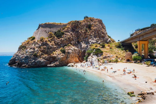 Crete, Palaiokastro, 10 Haziran 2017: İnsanlar adada Crete, Yunanistan güzel plajı ile deniz Palaiokastro bay şehir, dinlen — Stok fotoğraf