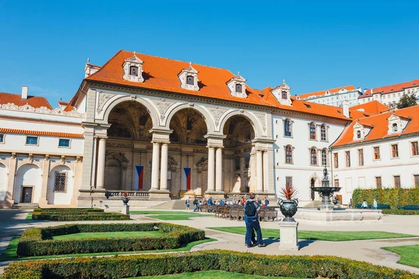 Praga, República Checa - 29 de agosto de 2017: pessoas não identificadas visitam o Palácio Wallenstein atualmente a casa do Senado checo em Praga — Fotografia de Stock