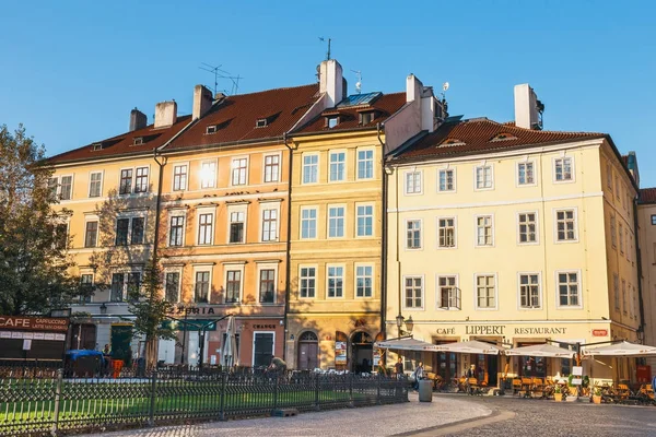 Republika Czeska, Praga, 29 września 2017: Jesień rano na rynku starego miasta. Gród w Praga, stolica Republiki Czeskiej — Zdjęcie stockowe