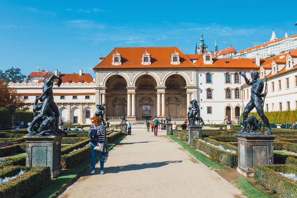 Praga, República Checa - 29 de agosto de 2017: pessoas não identificadas visitam o Palácio Wallenstein atualmente a casa do Senado checo em Praga — Fotografia de Stock