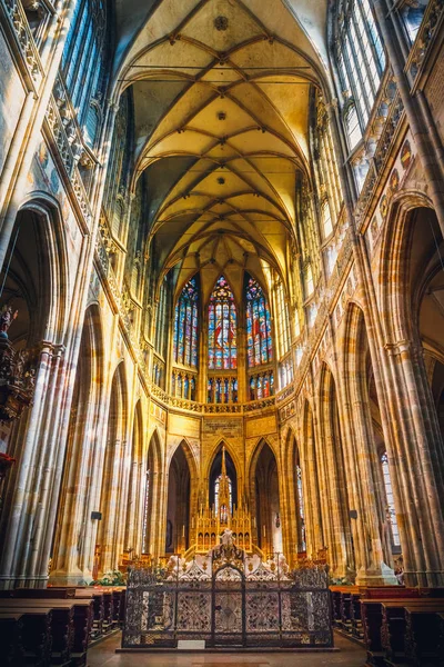 República Checa, Praga - 30 de septiembre de 2017: Interior de la Catedral de San Vito en el Castillo de Praga, República Checa —  Fotos de Stock