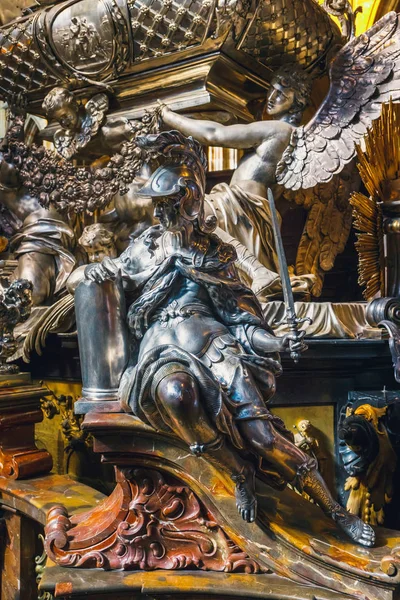 Tjeckien, Prag - 30 September 2017: Barock silver grav St Johannes av Nepomuk i den St Vitus Cathedral i Pragborgen. Prag, Tjeckien — Stockfoto