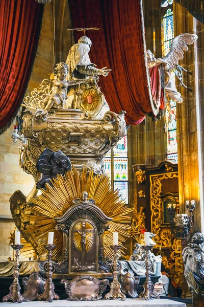 República Checa, Praga - 30 de septiembre de 2017: Tumba barroca de plata de San Juan de Nepomuk en la Catedral de San Vito en el Castillo de Praga. Praga, República Checa —  Fotos de Stock