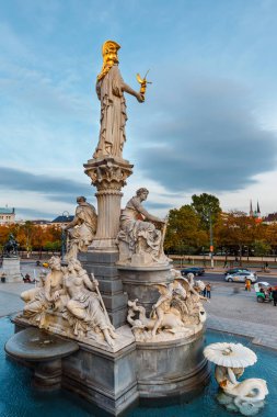 Viyana, Avusturya, 14 Ekim 2016: Heykel Viyana, Avusturya'da bina Parlamento önünde