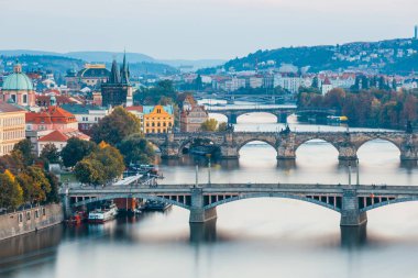 Görünümü ve Charles Köprüsü ve Vltava Nehri Prag, Çek Cumhuriyeti