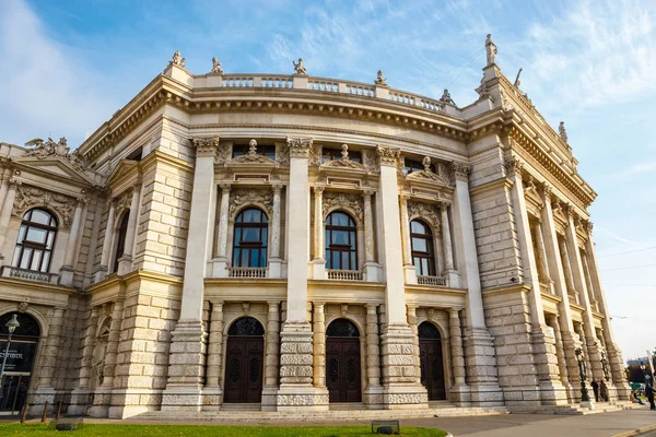 Vienna, Oostenrijk - 14 oktober 2016: Weergave van Vienna State Opera House - Staatsoper - in Wenen in de middag, Oostenrijk — Stockfoto