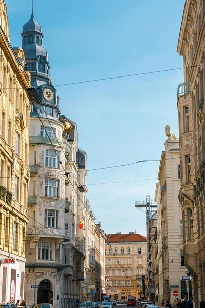 Viena, Austria - 13 de octubre de 2016: tráfico de horas punta en las calles del centro de la ciudad de Viena — Foto de Stock