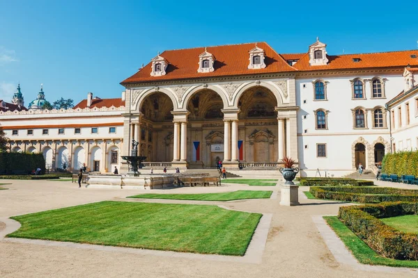 Praga, República Checa - 29 de agosto de 2017: pessoas não identificadas visitam o Palácio Wallenstein atualmente a casa do Senado checo em Praga — Fotografia de Stock