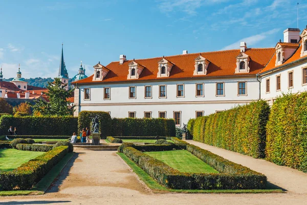 Прага, Чехия - 29 августа 2017 года: неизвестные посетили дворец Валленштайн в настоящее время дом Сената Чехии в Праге — стоковое фото